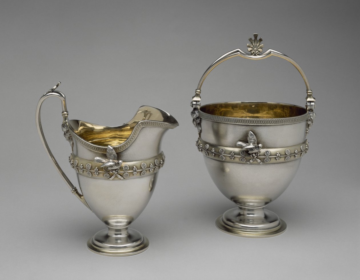 Kremkrukke og sukkerkurv, ca. 1865-1869 (sølv og forgylt sølv) av Edward Chandler Moore