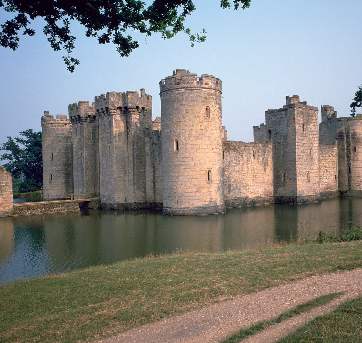 Bodiam Castle, 14th century   1178057   no       norwegian Successfully Translated  Original: One of Sixteen Scenes of the Death and Burial of a Man Translat: One of Sixteen Scenes of the Death and Burial of a Man 1257451 no norwegian Successfully Translat av Edward Dalyngrigge