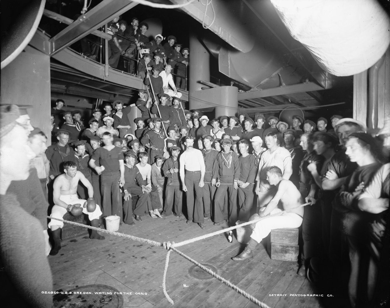 U.S.S. Oregon, venter på gongen, 1896-1901 av Edward H. Hart