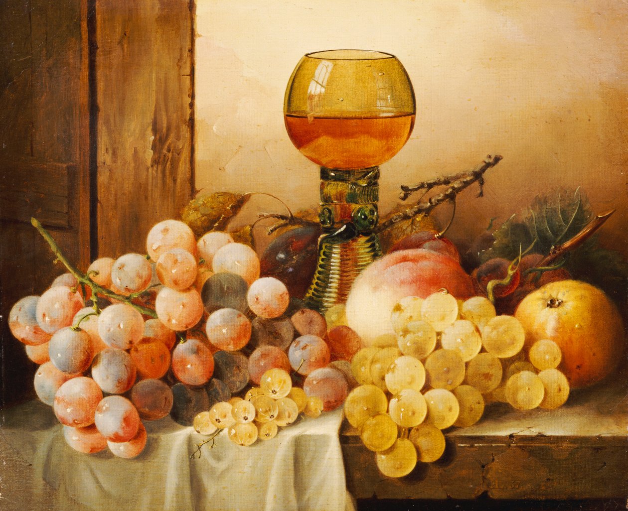 Druer, epler, plommer og fersken med haseglass på drapert kant av Edward Ladell