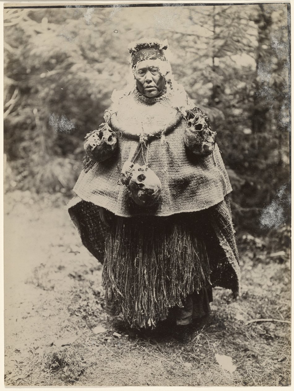 En kwakiutl-hodejeger kledd for en Kominaka-dans av Edward S. Curtis