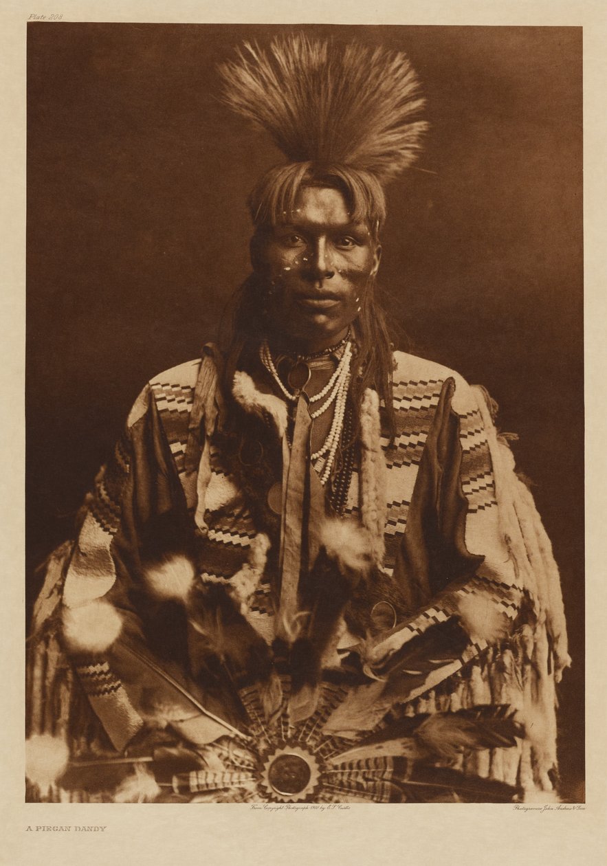 [En piikani-mann i tradisjonell drakt] av Edward S. Curtis