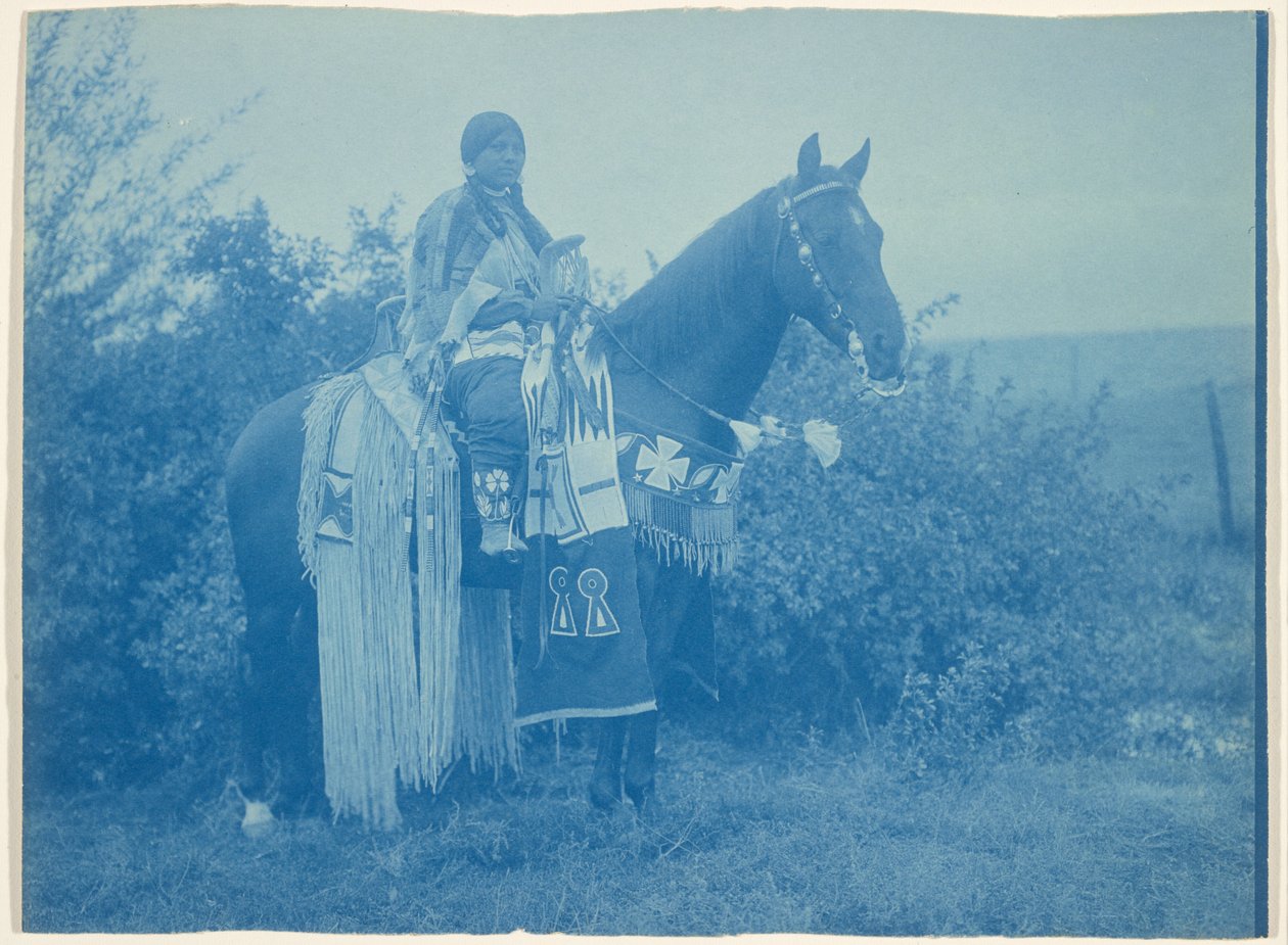 [Cayuse-kvinne til hest] av Edward S. Curtis