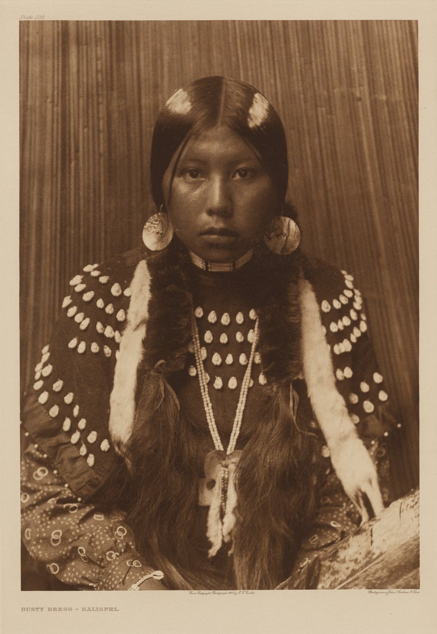 Dusty Dress – Kalispel av Edward S. Curtis