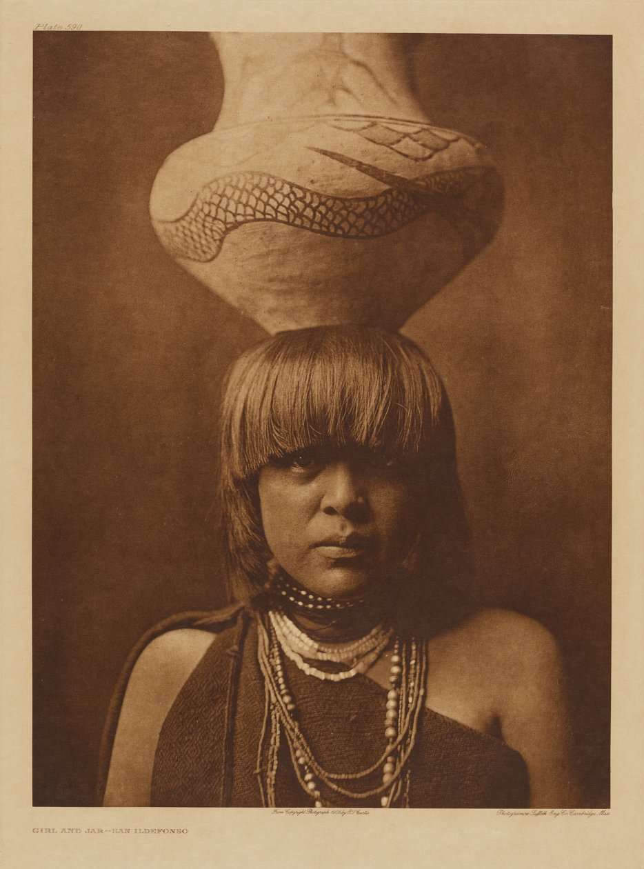 Jente og krukke - San Ildefonso av Edward S. Curtis