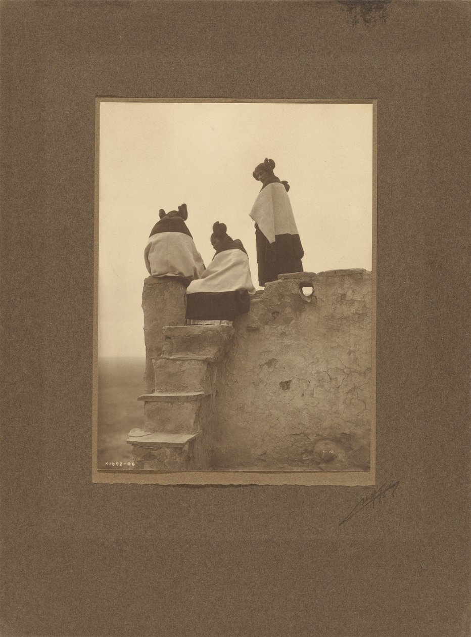 [Hopi, som ser på danserne] av Edward S. Curtis