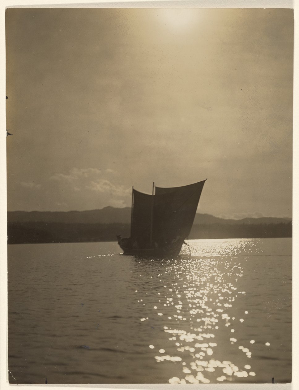 [I det grå morgenlyset vendte Yaklus-krigerne seg bort] av Edward S. Curtis