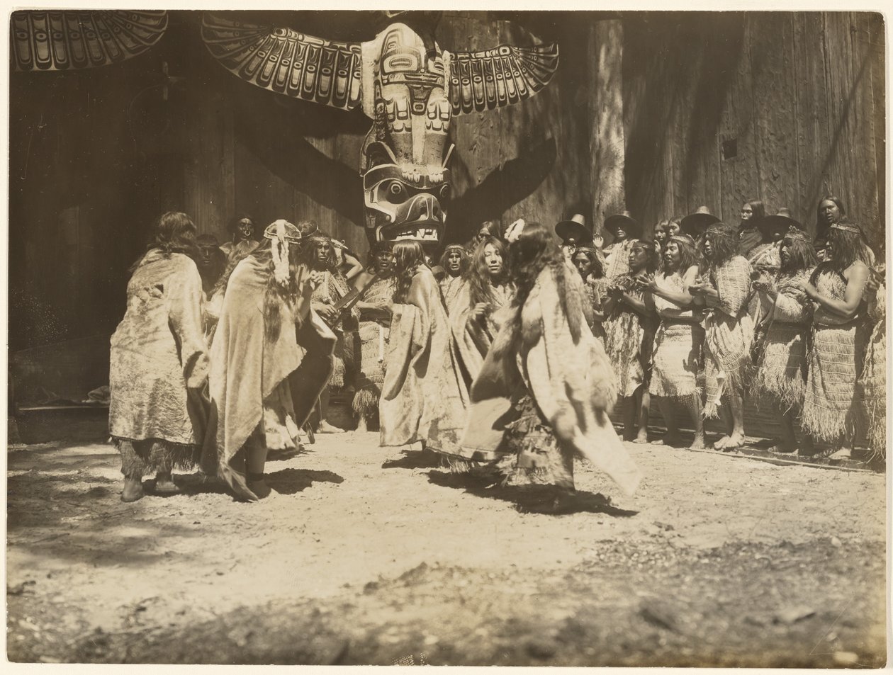 [Naida danser Livets og dødens dans] av Edward S. Curtis