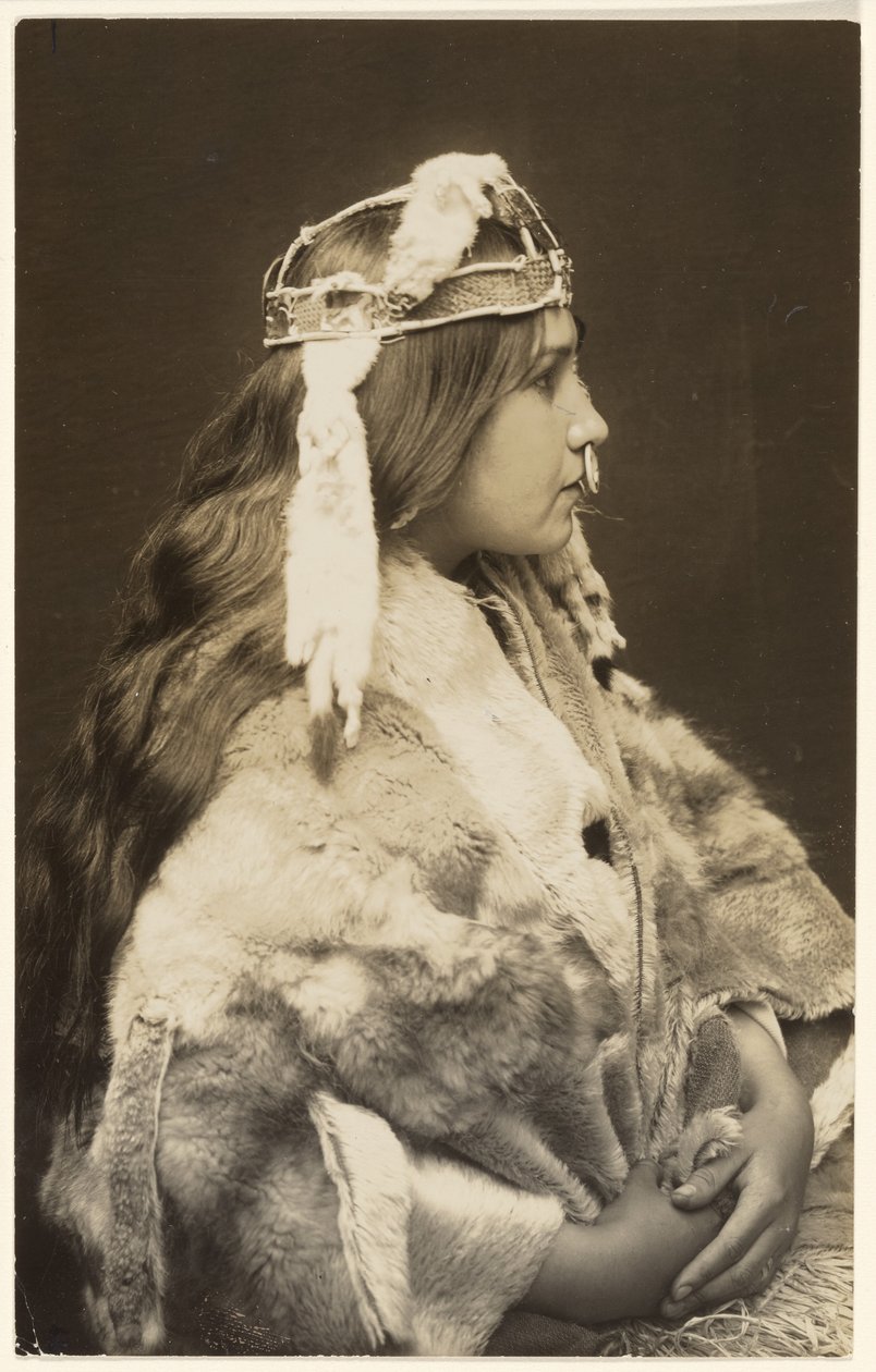 [Naida, den stolte prinsessen] av Edward S. Curtis
