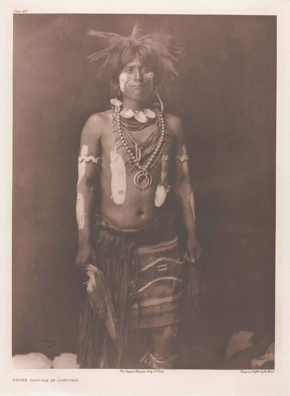 Portfolio XII, Plate 430: Slangedanser i kostyme av Edward S. Curtis