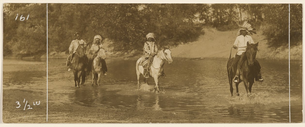 [Ryttere i en bekk] av Edward S. Curtis