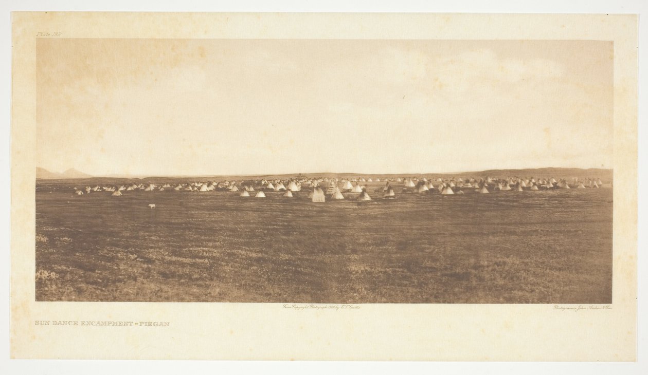 Sun Dance Encampment-Piegan   1382390   no       norwegian Successfully Translated  Original: Evening Chime of the Clock Tokei no bansho, from the series “Eight Parlor Views” Za..., ca. 1766. Translat: Evening Chime of the Clock Tokei no bansho, from the s av Edward S. Curtis