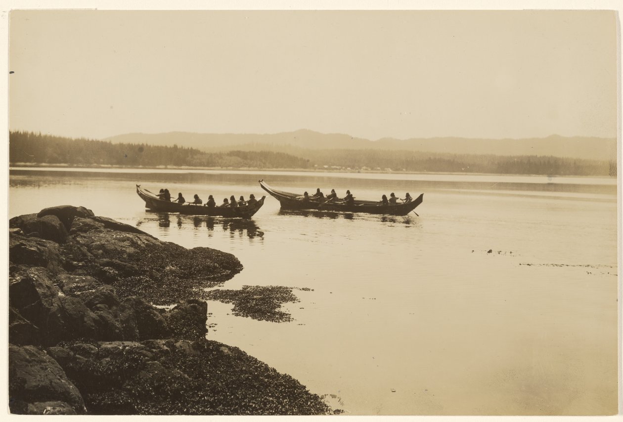[Krigerne, unge og gamle, satte kanoene sine på vannet] av Edward S. Curtis