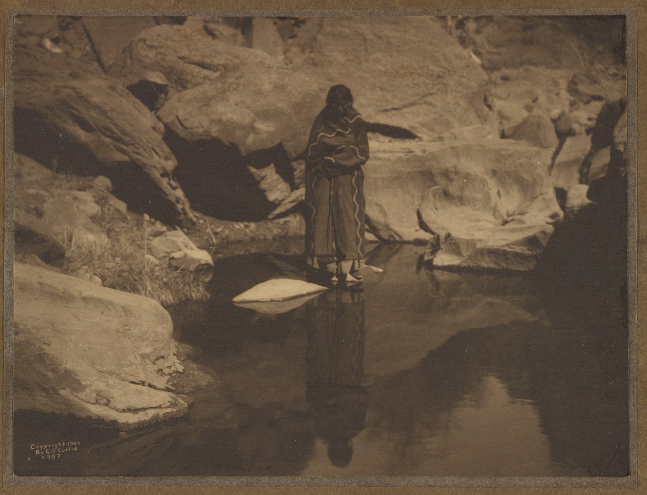 Kvinne som står i vann av Edward S. Curtis