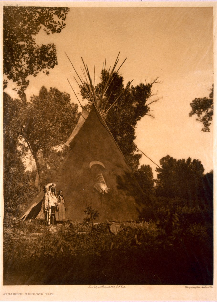 Apsaroke medisin tipi av Edward Sheriff (after) Curtis