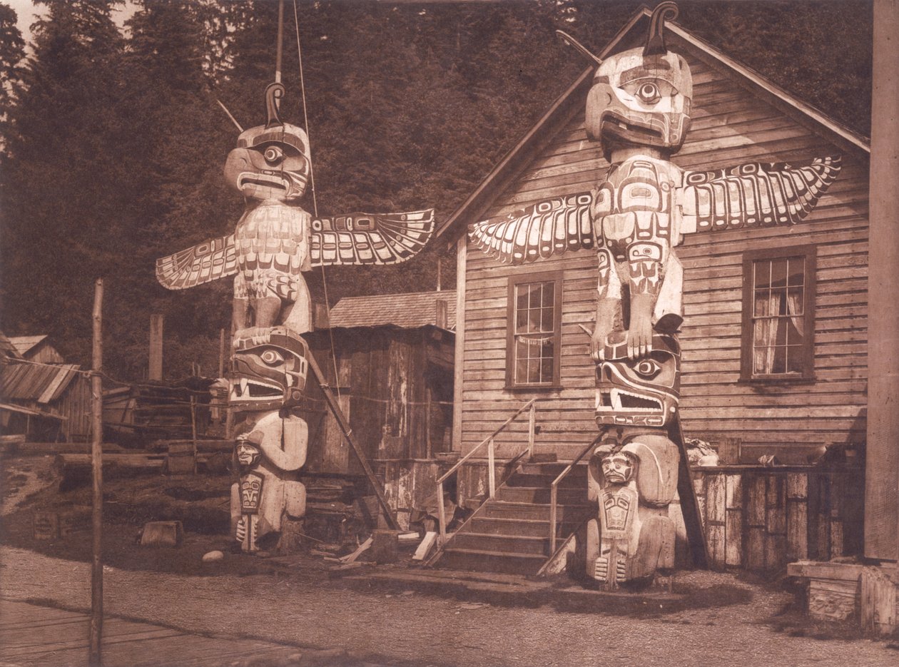 Utskårne stolper ved Alert Bay, British Columbia av Edward Sheriff (after) Curtis