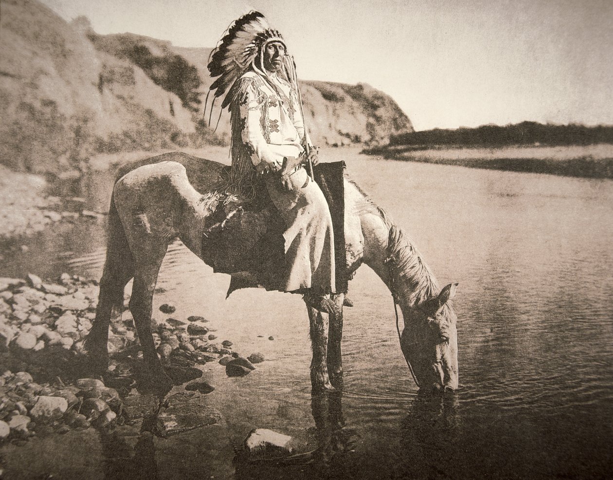 En sjef for Blackfeet-stammen, ca. 1907 (s/hvitt-bilde) av Edward Sheriff Curtis