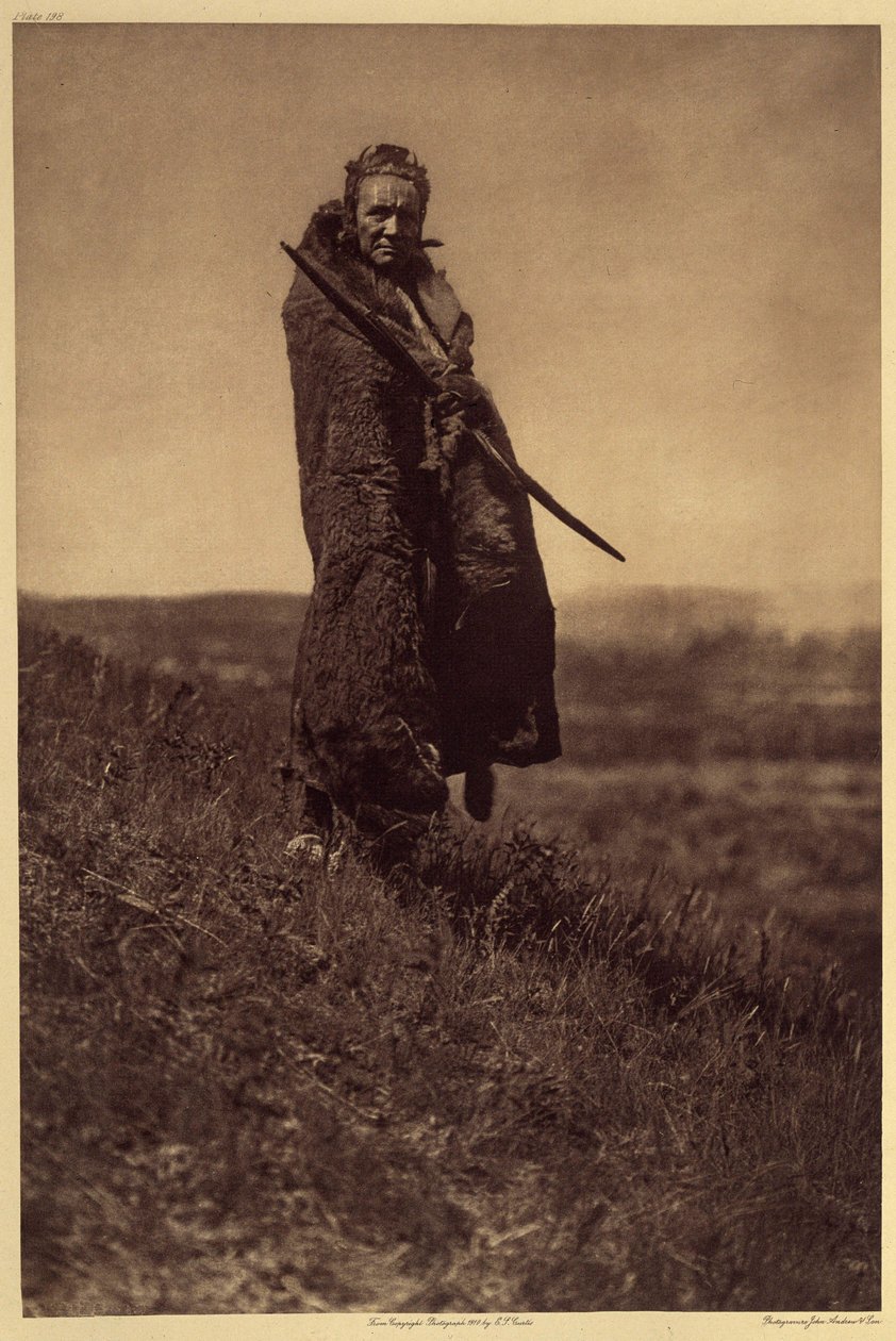 En modig Grizzlybjørn, Piegan. Minst to av Piegan War Societies (The Braves and All Brave Dogs) inkluderte to menn kjent som Grizzly-Bear Brave. Under festlighetene var det deres ansvar å skaffe kjøtt til sine ledsagere, uansett hva de måtte ha av Edward Sheriff Curtis