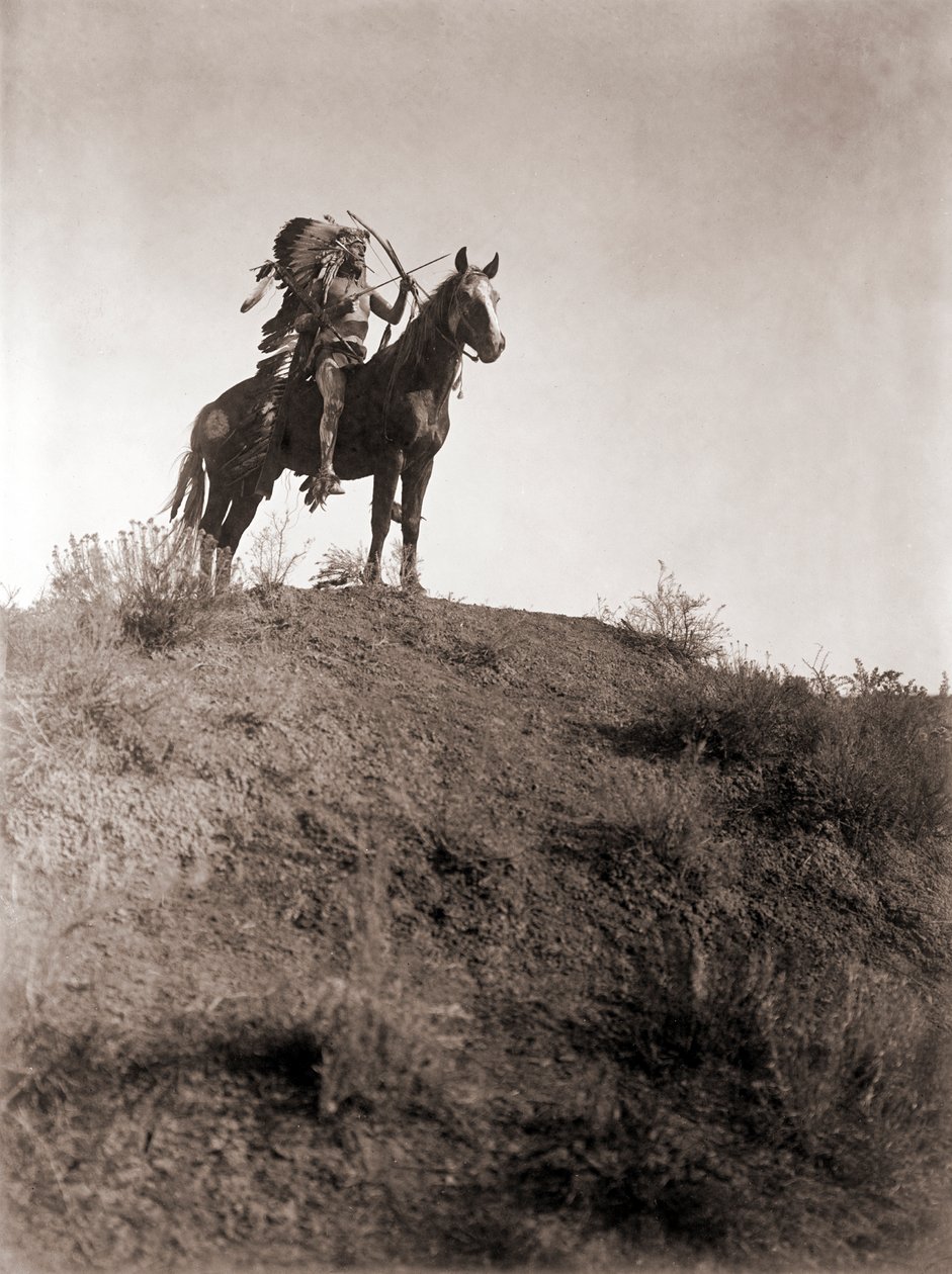 Absaroke Warrior on Horseback av Edward S. Curtis, ca. 1910 (sølvtrykk) av Edward Sheriff Curtis
