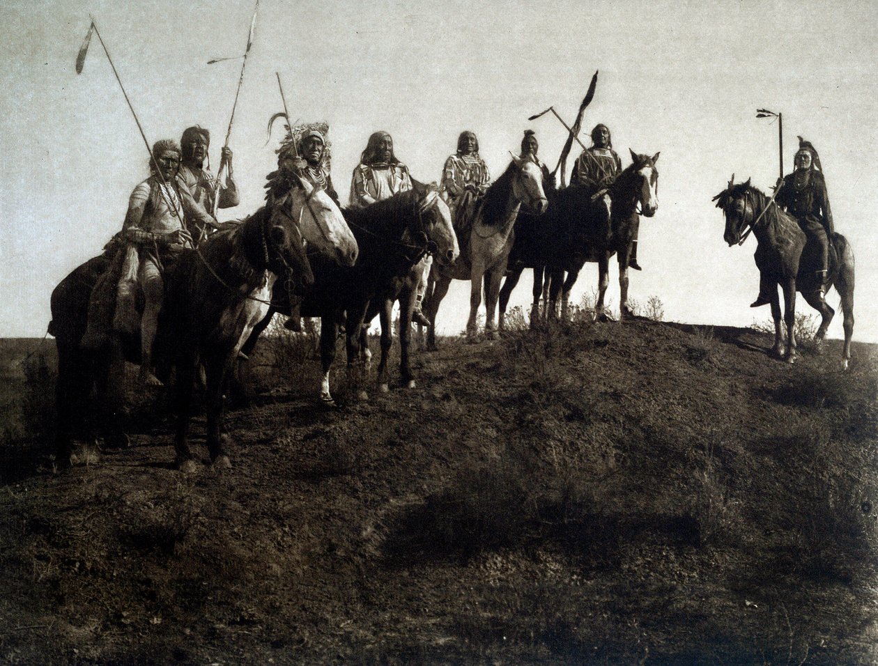 Amerikanske indianere: Apsaroke-kriger til hest av Edward Sheriff Curtis