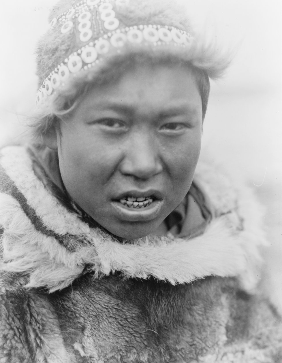 En eskimo-ungdom fra Hooper Bay, Alaska, ca. 1929 (s/hvitt-bilde) av Edward Sheriff Curtis