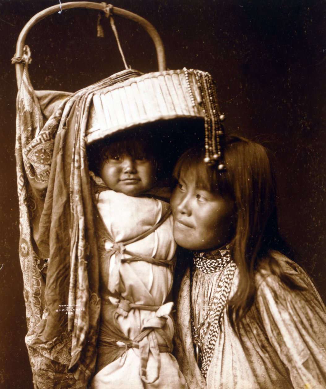 Apache-jente og Papoose av Edward Sheriff Curtis