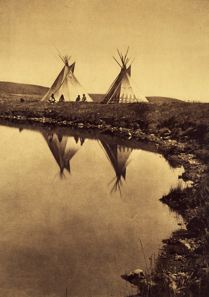 Ved vannkanten: camp piegan ved kanten av en vannmasse. Foto hentet fra bind 6 av leksikonet utgitt av Edward S. Curtis (1868-1952) om indianerne i Nord-Amerika, med et forord av Theodore Roosevelt. Mellom 1907 og 1930, 20 bind vi av Edward Sheriff Curtis