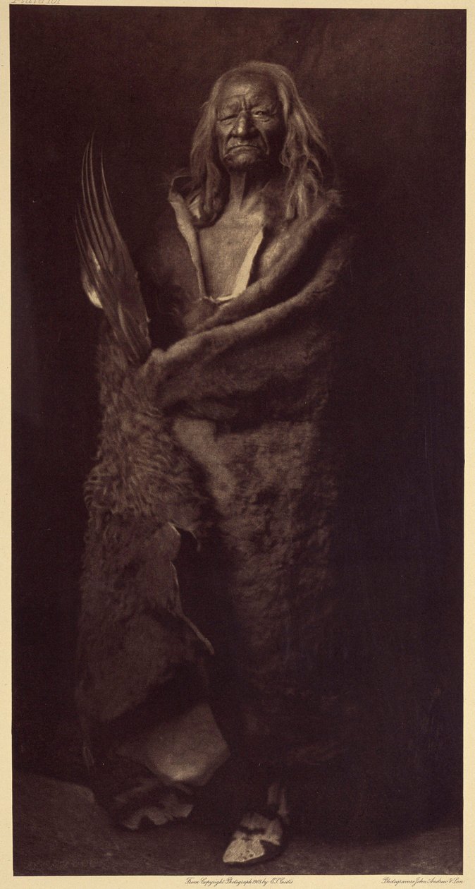 Black Eagle, Assiniboin. I 1834 på Missouri, sør for Williston, South Dakota, var han bare 13 år gammel da han første gang gikk til krig, uten å skille seg ut, og heller ikke på de følgende to ekspedisjonene. I den fjerde fanget han alene 6 yanktonesiske h av Edward Sheriff Curtis