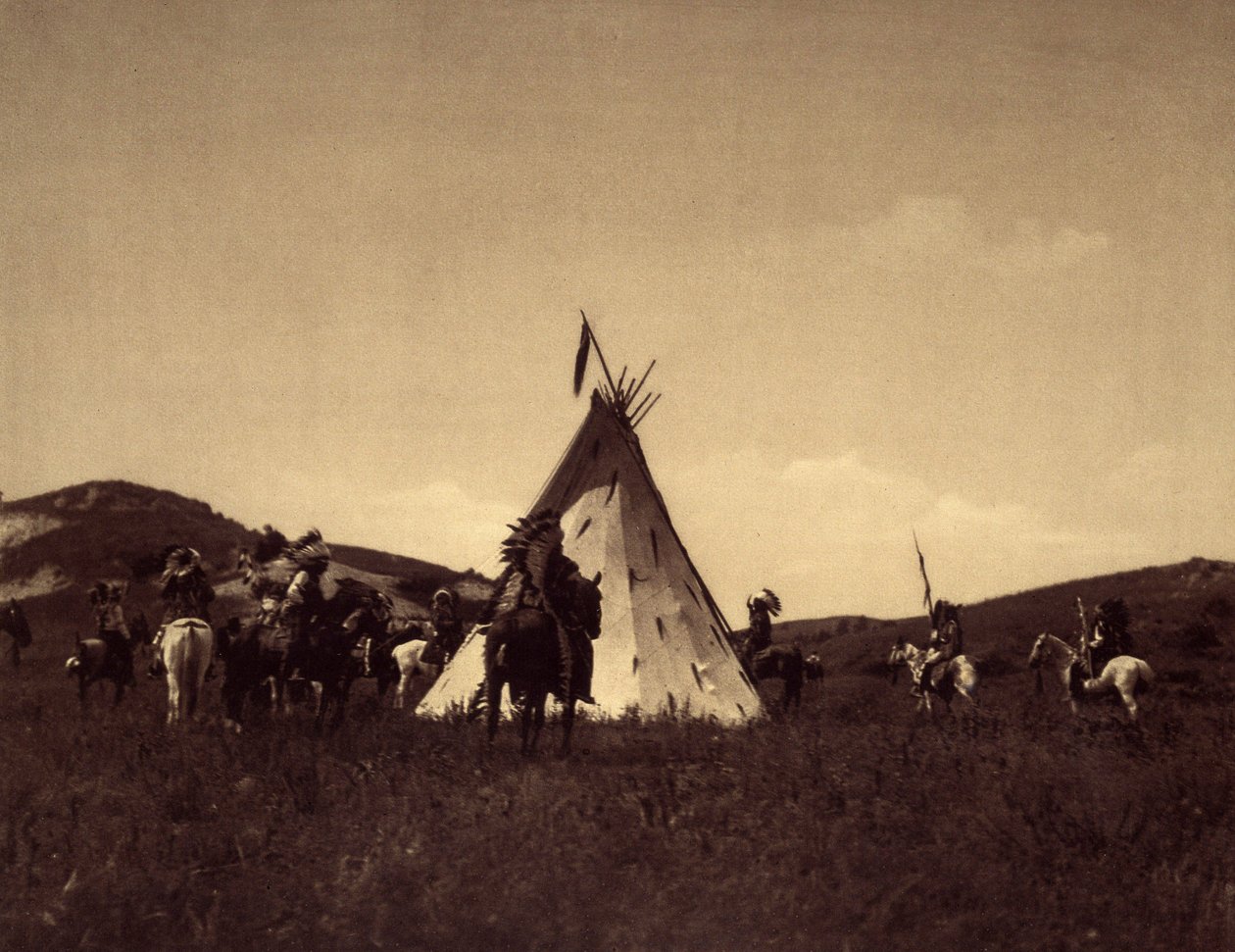 Camp Sioux. Det var vanlig for krigere å ri i en sirkel rundt lederens tipi før de drar på fiendens raid. Foto hentet fra bind 3 av Edward S. Curtis