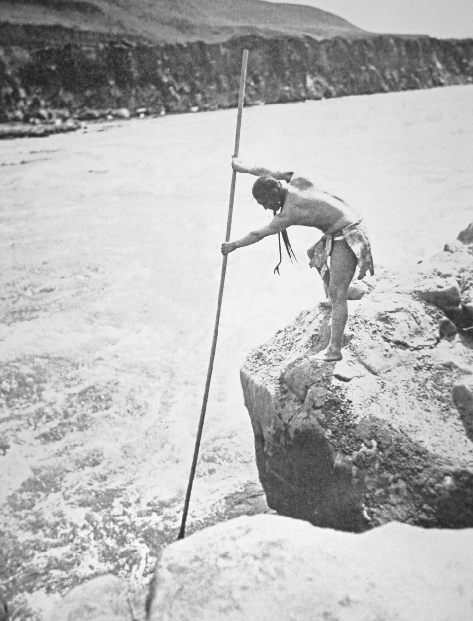 Chinook-folk som spyr laks i Columbia River (s/hvitt-bilde) av Edward Sheriff Curtis