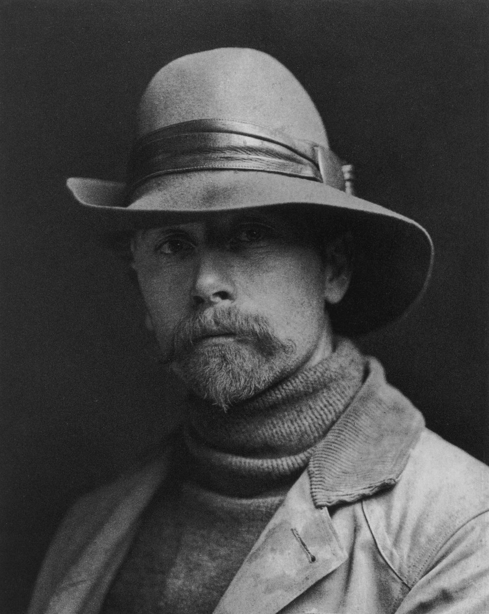 Edward S. Curtis (1868-1952) amerikansk fotograf som jobbet under beskyttelse av JohnPierpontMorgan, han var interessert i indianere og publiserte et slags leksikon om dem ("The North American Indian") av Edward Sheriff Curtis