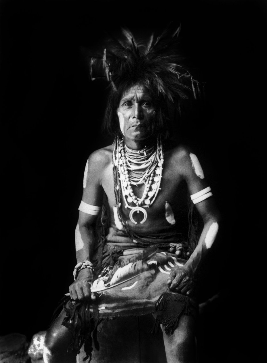 Hopi-indian, iført en Naja rundt halsen, foto av Edward S. Curtis, ca. 1921 av Edward Sheriff Curtis