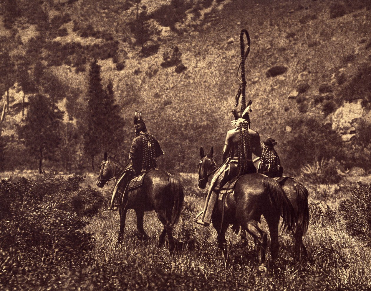 I svart Canon. Apsaroke, uten å være utelukkende fjellboere, elsket alltid åsene, og foretrakk monotone enger ... skyggen av skogene og de klare elvene. Bildet illustrerer skikken med å bære et pannebånd bak hodet eller han av Edward Sheriff Curtis