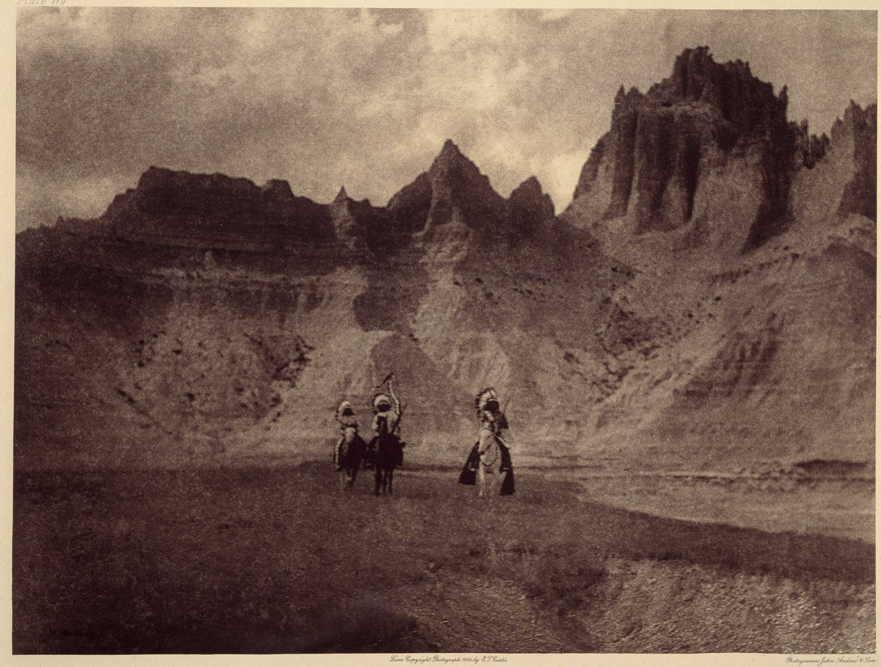 I Badlands. Dette fantastiske bildet ble laget i Sheep Mountain, på Pine Rige Reserve, Badlands, South Dakota. Foto hentet fra bind 3 av Edward S. Curtis