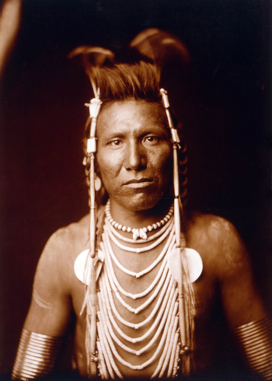Indisk modig: Ben Long Ear c. 1905, foto Edward S. Curtis av Edward Sheriff Curtis