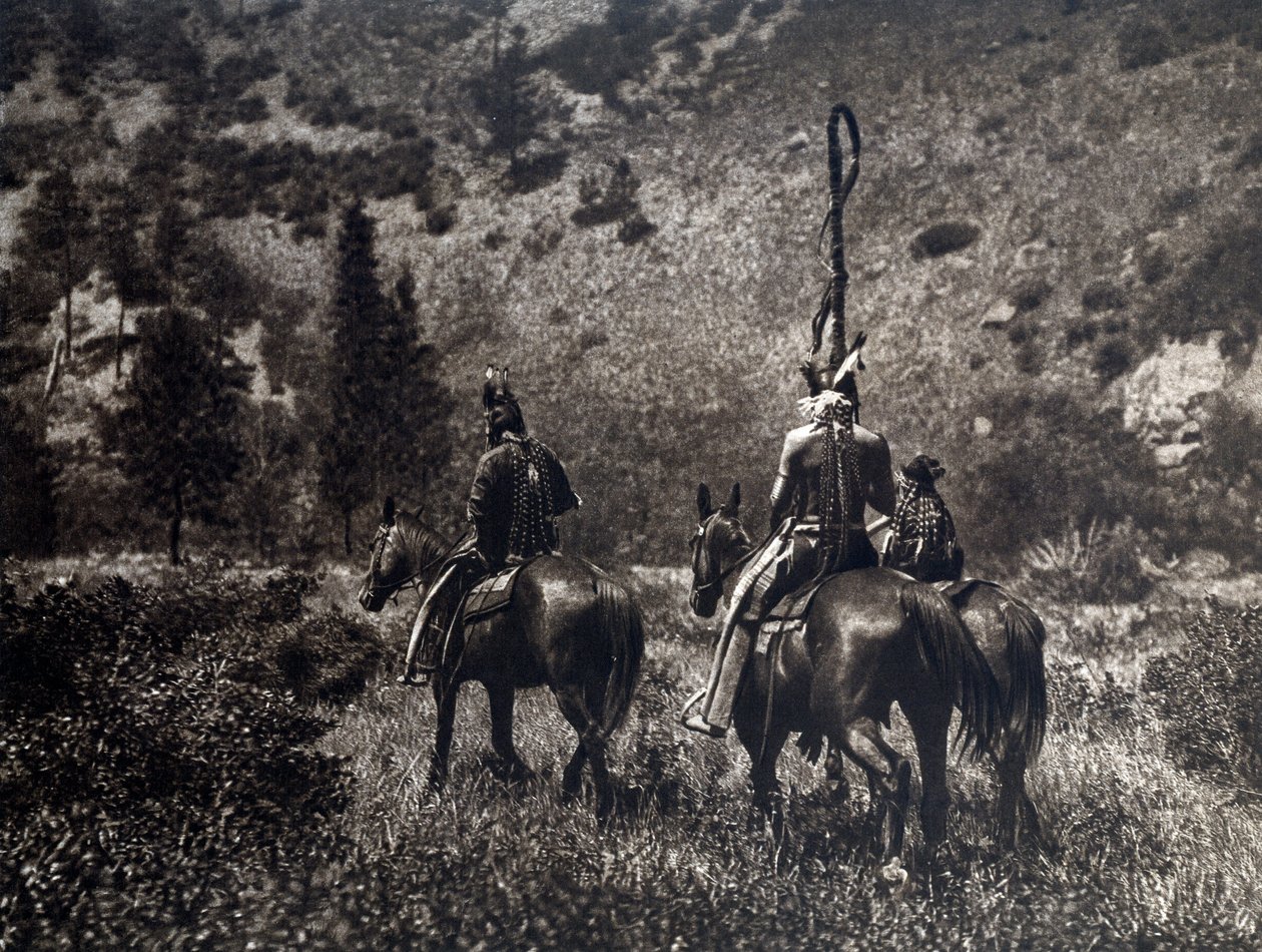 Amerikanske indianere av Apsaroke-stammen i den svarte canyon, USA av Edward Sheriff Curtis