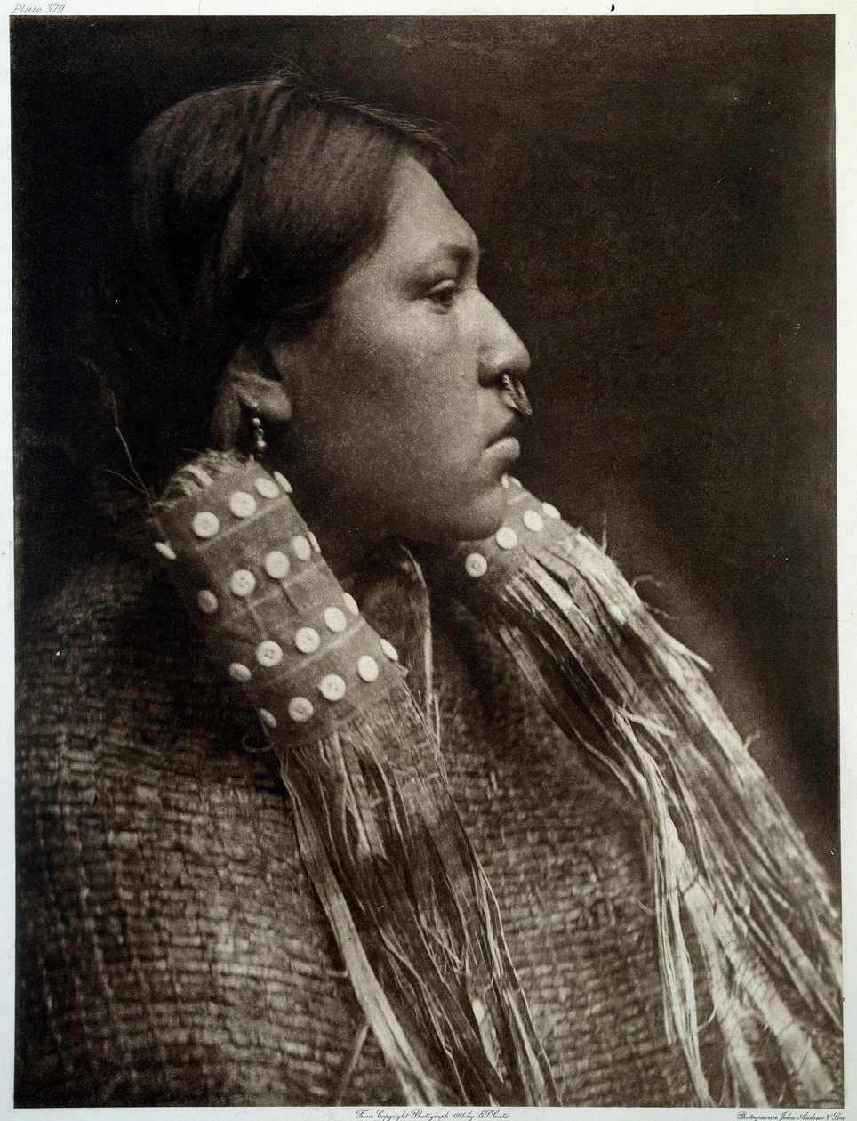 Indians of America: portrett av en indisk jente med piercing i nesen av Edward Sheriff Curtis