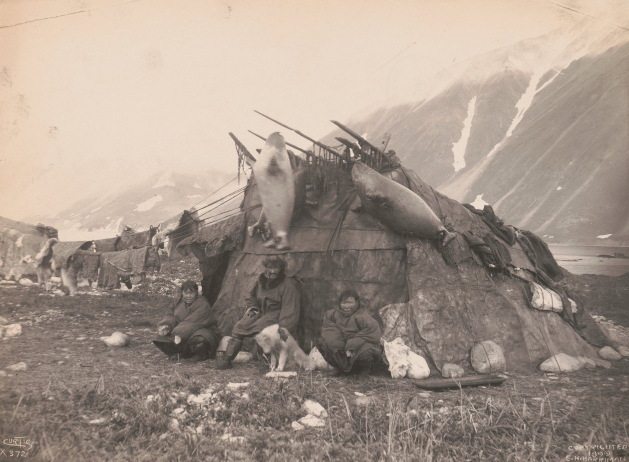 Inuithytte og familie, ca. 1899 (s/hvitt-bilde) av Edward Sheriff Curtis