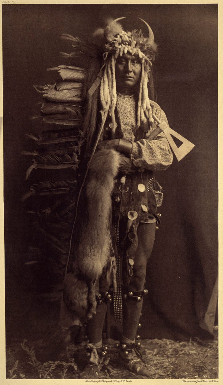 Iron Brest, Piegan. Kostyme til et medlem av Bulls, et tidligere samfunn som har forsvunnet i mange år. Foto fra bind 6 av leksikonet utgitt av Edward S. Curtis (1868-1952) om indianerne i Nord-Amerika, med et forord av Theodore Roosev av Edward Sheriff Curtis