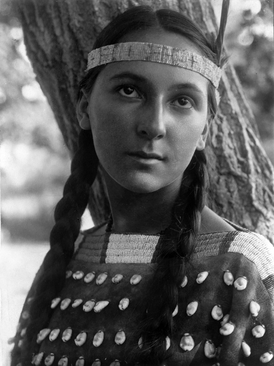 Lucille, kvinne fra Dakota, ca. 1908, foto Edward S. Curtis av Edward Sheriff Curtis
