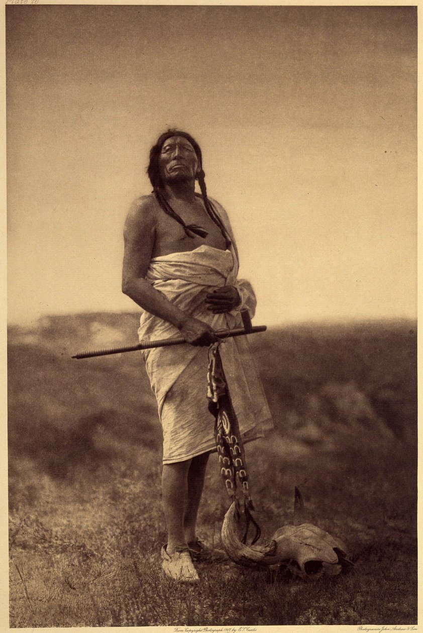 Mannlig lege. Sannsynligvis har Sioux, blekksprut i hånden og bøffelhodeskalle føttene sine. Foto hentet fra bind 3 av Edward S. Curtis