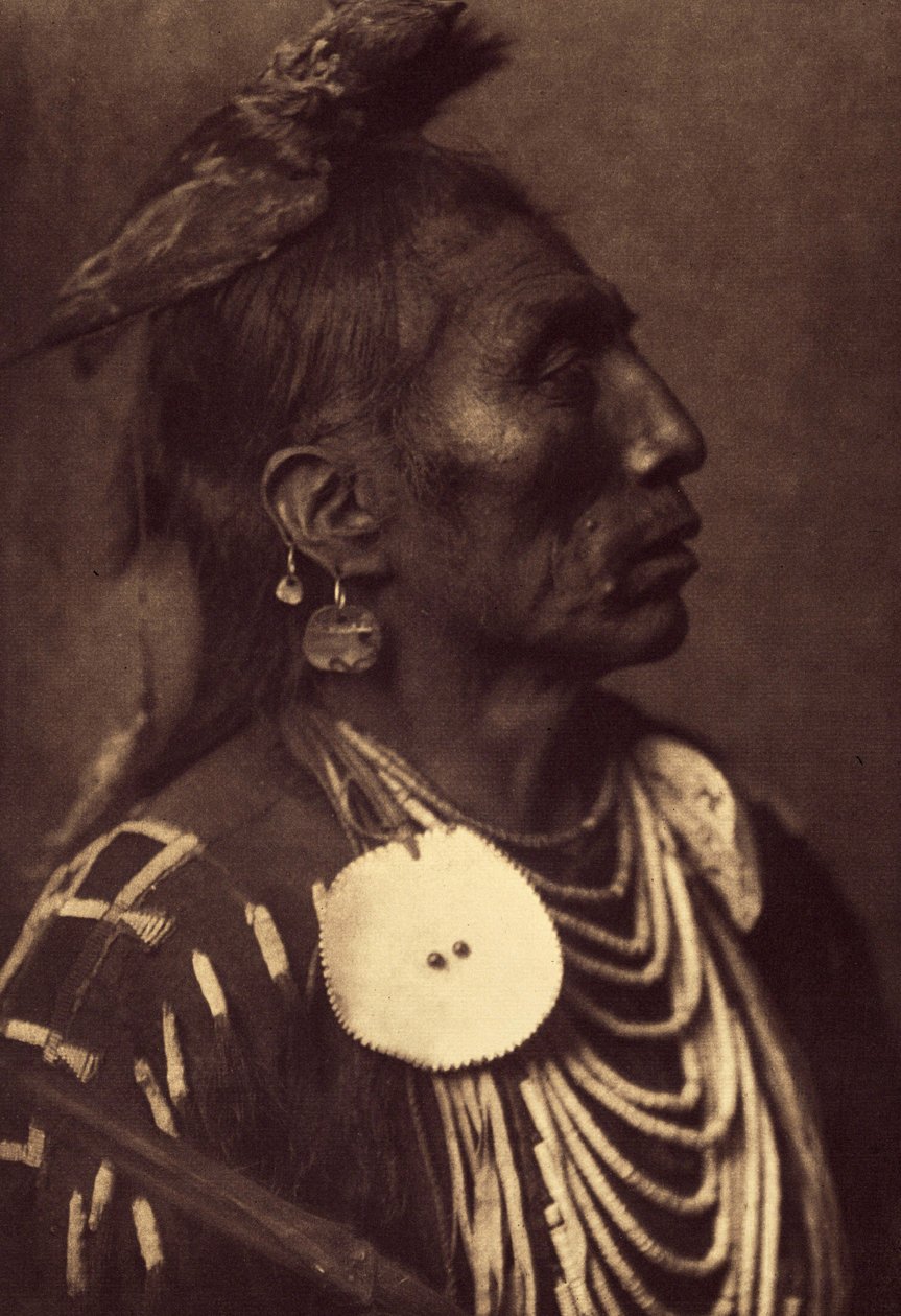 Medisin Kråke, Apsaroke. Falken bundet til hodet er en måte å bære symbolet på sin skytsånd. Foto hentet fra bind 4 av leksikonet utgitt av Edward S. Curtis (1868-1952) om indianerne i Nord-Amerika, med et forord av Theodor av Edward Sheriff Curtis