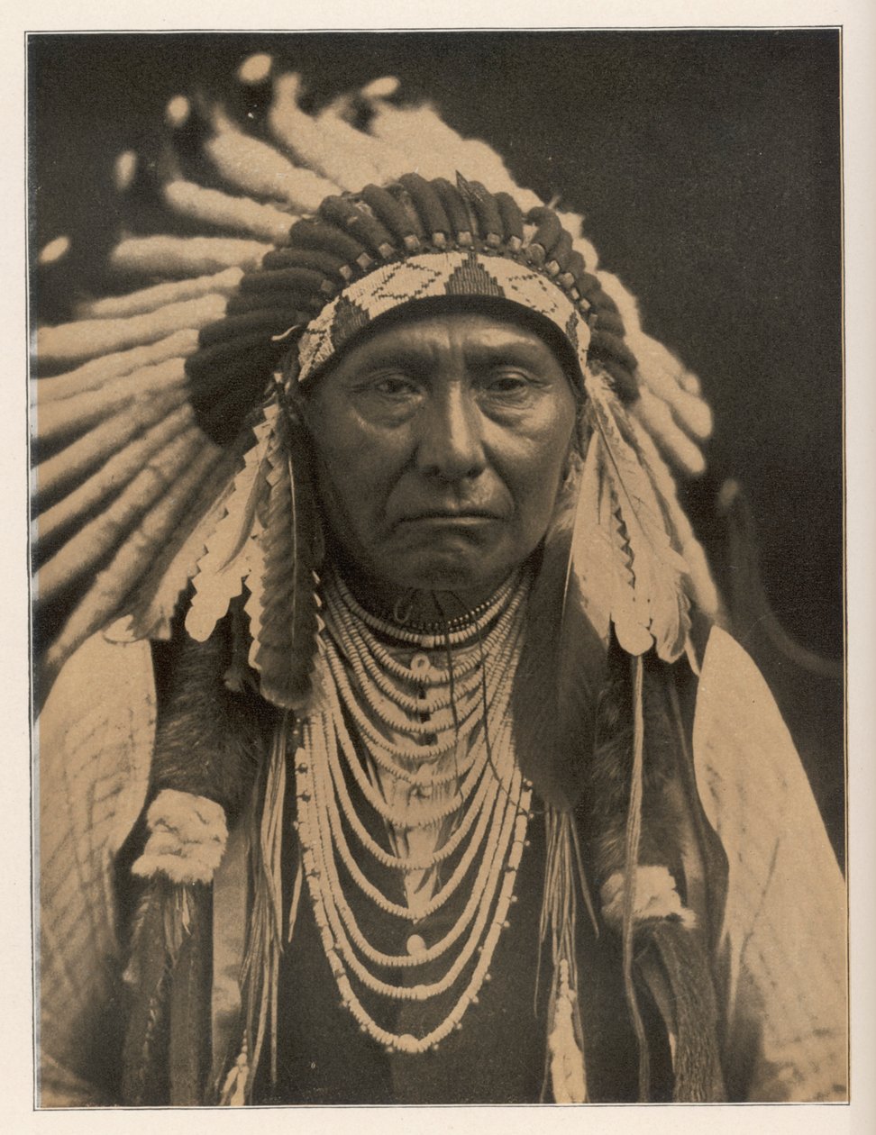 Indianersjef for Nez Perces. Dato: ? - 1904 Kilde: Fotografi av E S Curtis i Scribner