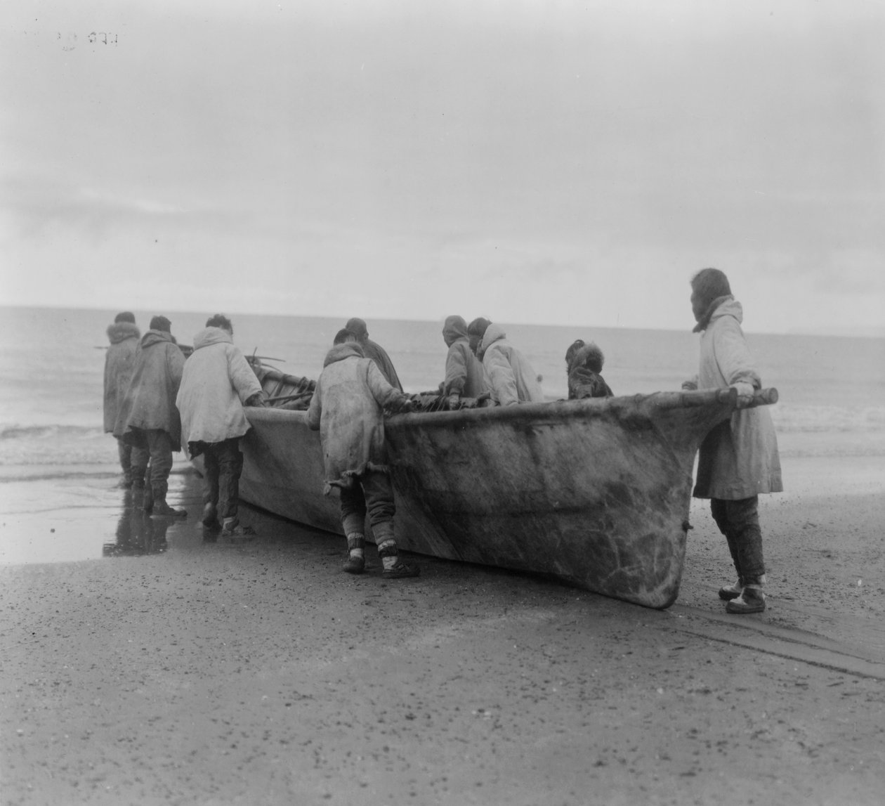 Indianere som lanserer en hvalbåt ved Cape Prince of Wales, Alaska, ca. 1929 (s/hvitt-bilde) av Edward Sheriff Curtis