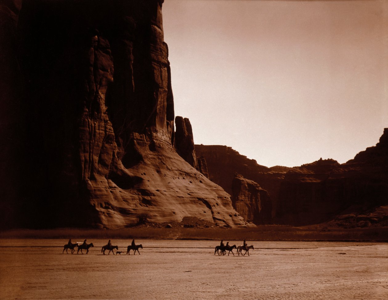 Navajo Riders av Edward S. Curtis, ca. 1904 (tonet sølvtrykk) av Edward Sheriff Curtis