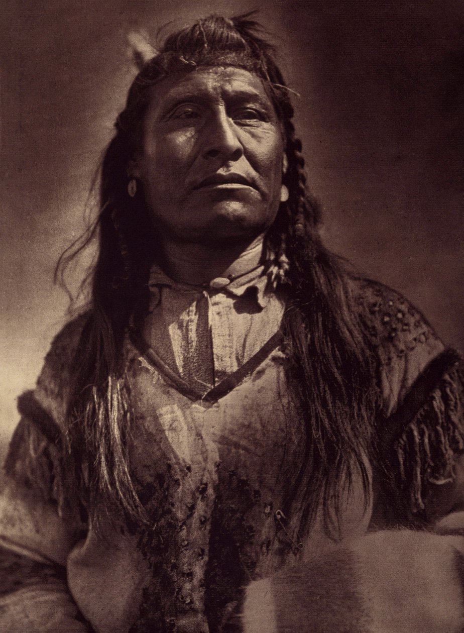 New Chest, indisk Piegan. Foto hentet fra bind 6 av leksikonet utgitt av Edward S. Curtis (1868-1952) om indianerne i Nord-Amerika, med et forord av Theodore Roosevelt. Mellom 1907 og 1930 ble det utgitt 20 bind. av Edward Sheriff Curtis
