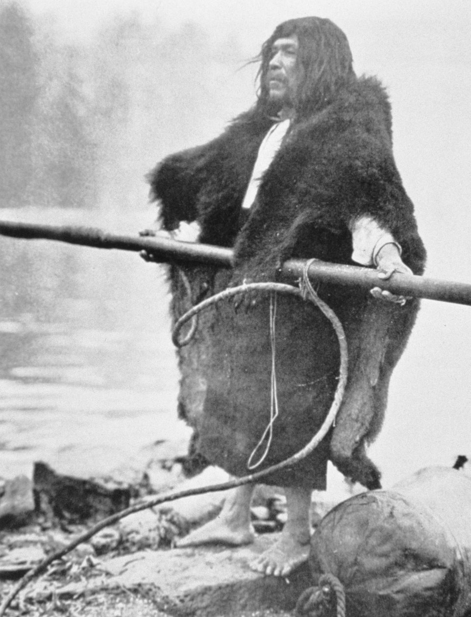 Nootka-indianer med hvalfangerharpun, ca. 1900 (s/hvitt-bilde) av Edward Sheriff Curtis