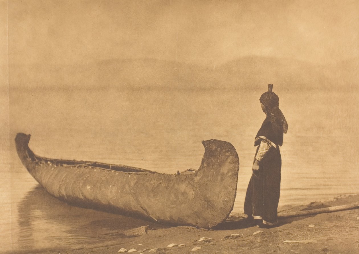 På bredden av innsjøen - Kutenai, 1910. av Edward Sheriff Curtis