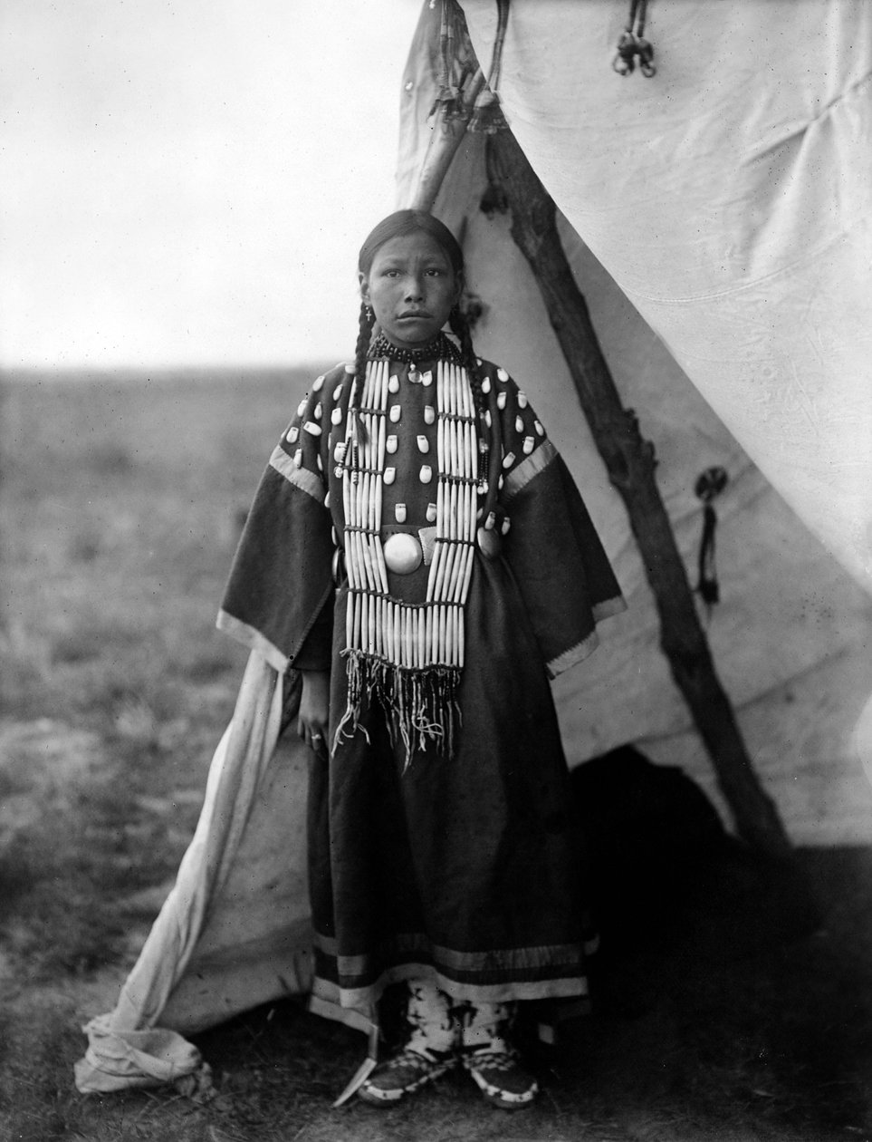 Rosa Lame Dog, kvinne fra Dakota som står ved døråpningen til tipi, ca. 1905, foto Edward S. Curtis av Edward Sheriff Curtis