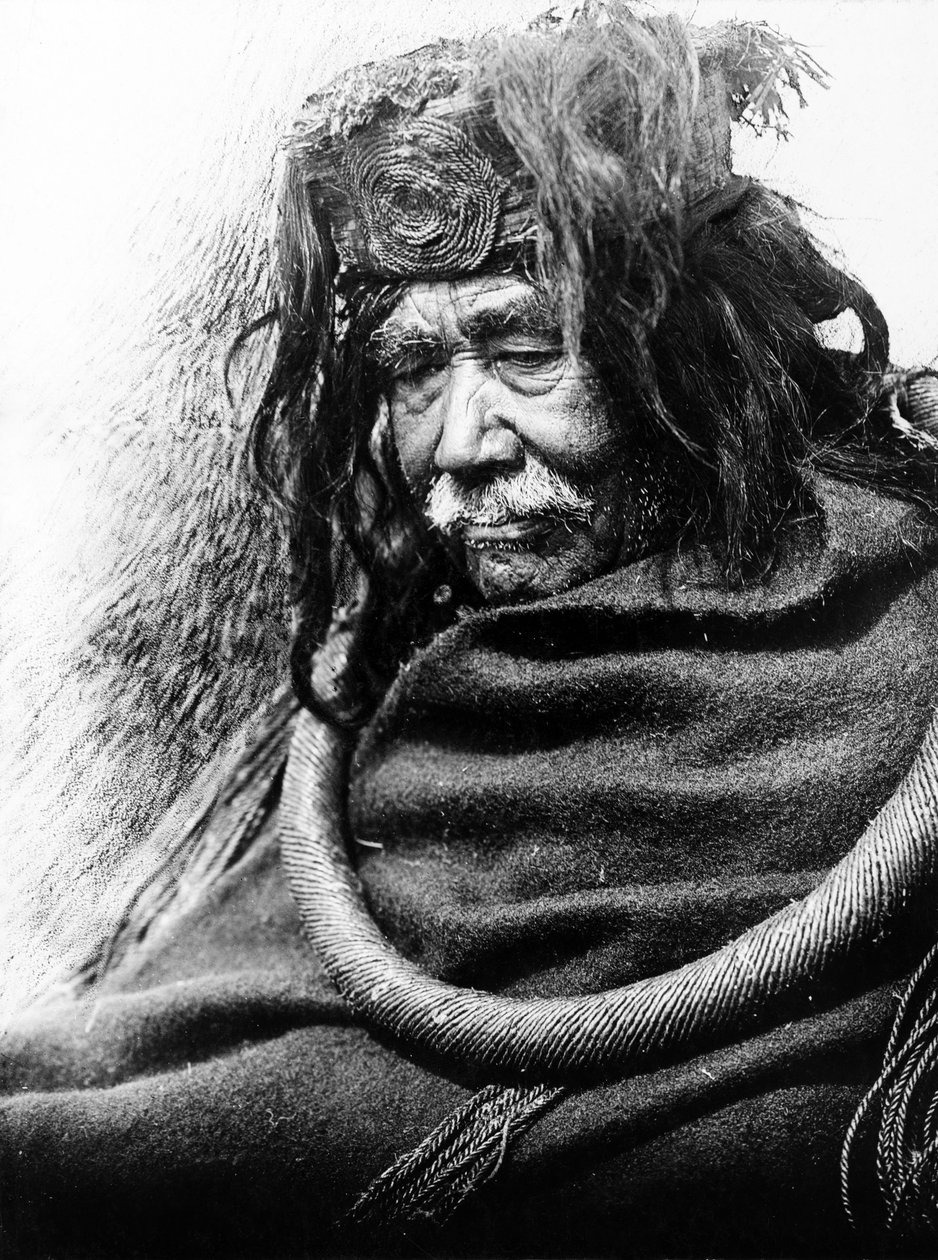 Hamatsa, Nakoaktok c. 1910 Halvlangt portrett av Nakoaktok-mannen, vendt mot venstre, iført seremoniell løkke av sedertrot. av Edward Sheriff Curtis
